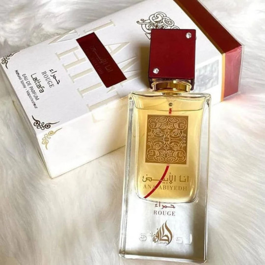 Ana Abiyedh Rouge es una fragancia árabe unisex de la casa Lattafa Perfumes, que combina la riqueza de las especias orientales c